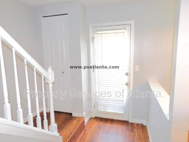 Foto del edificio - 6649 Wellington Sq