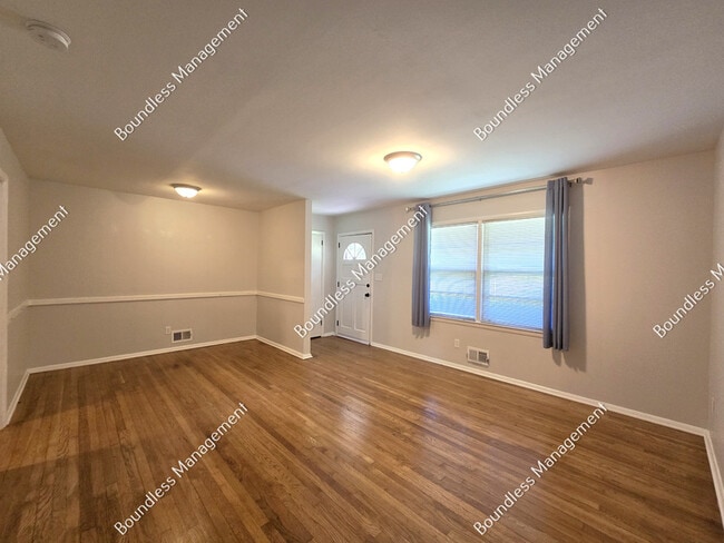 Foto del edificio - 2572 Woodgreen Dr