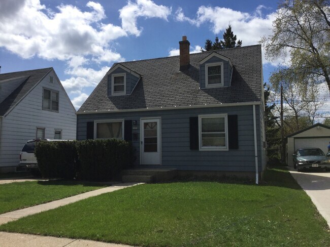 Foto del edificio - 3 bedroom single family home with detached...