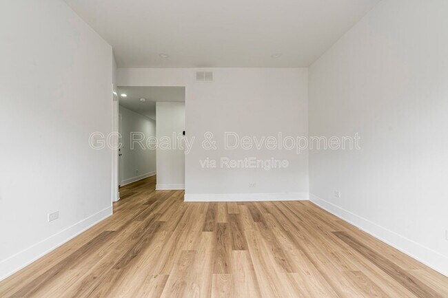 Foto del edificio - 3744 N Wilton Ave