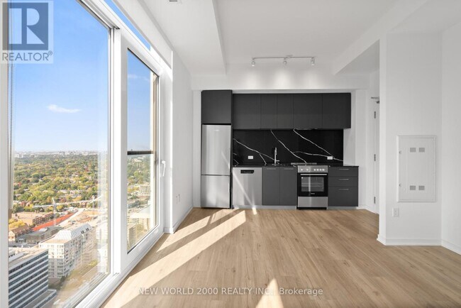 Building Photo - 101 Roehampton Ave