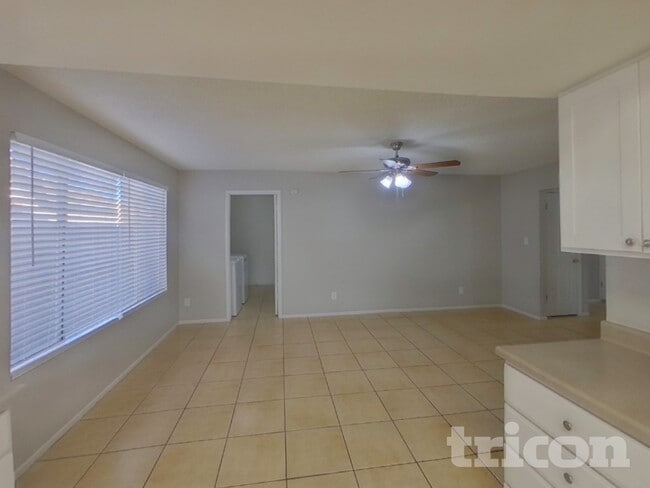 Foto del edificio - 4055 W Desert Cove Ave
