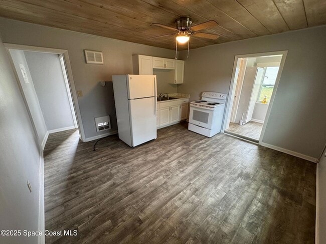 Foto del edificio - 2095 Pineapple Ave