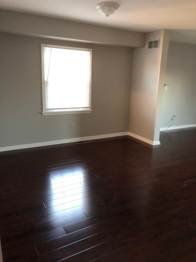 Foto del edificio - 2 bedrrom + basement Townhouse with Waterviews in Bristol. Large Private Backyard w Deck.