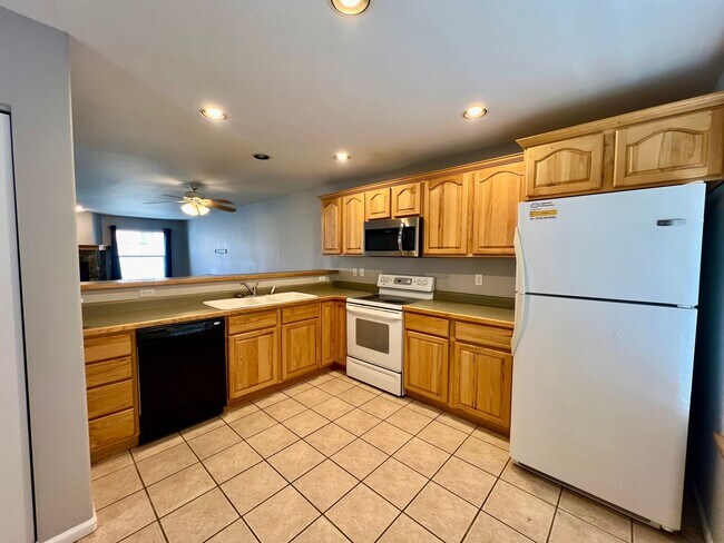 Building Photo - Townhome for Rent in Rifle Co - 3 Bedroom