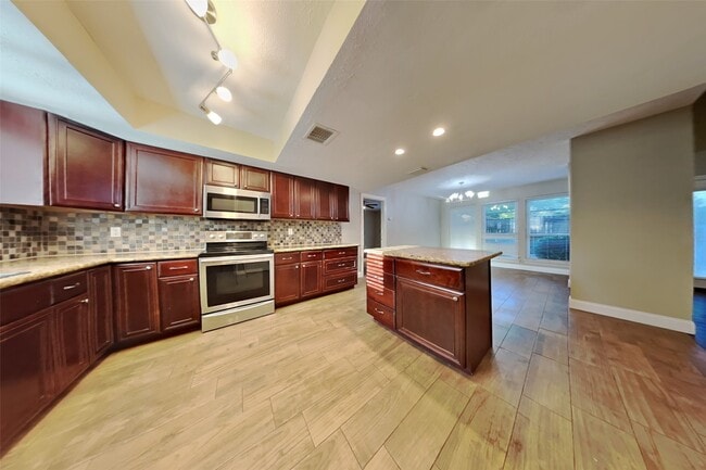 Building Photo - 2814 Golden Leaf Dr