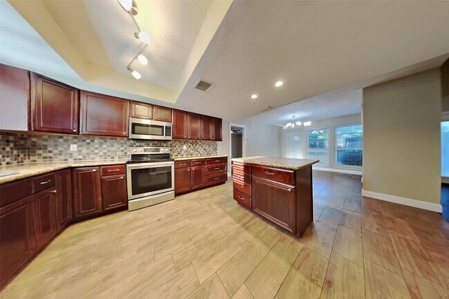 Foto del edificio - 2814 Golden Leaf Dr