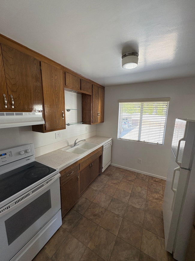 Building Photo - 521 E Arrellaga St