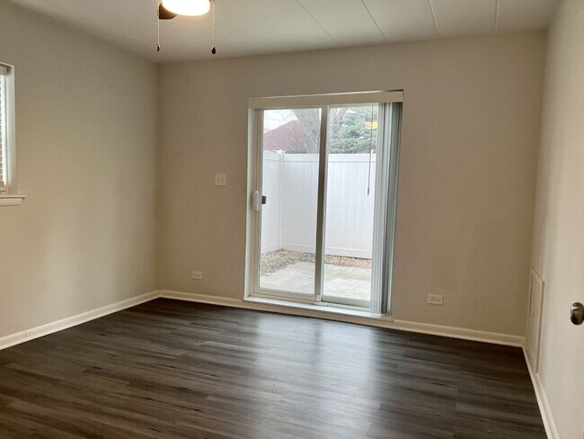 Foto del edificio - Great Three bed Two bath apartment right near downtown La Grange - Private Patio