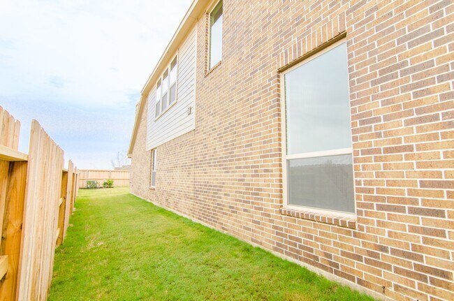 Foto del edificio - 18122 Glenlyon Dr