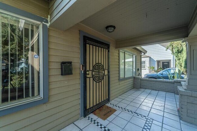 Foto del edificio - Beautiful 3 Bedroom 2 Bath Solar Powered