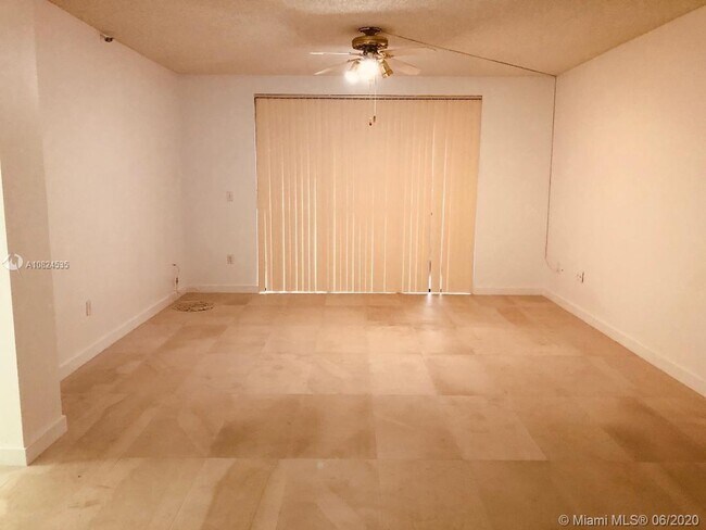 Foto del edificio - 900 NE 195th St