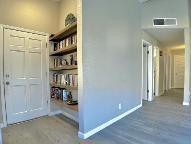 Building Photo - 215 Canyon Terrace Dr