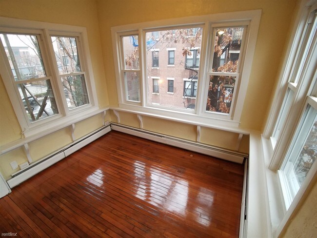 Building Photo - 3 br, 1 bath  - 165 Chiswick Rd Apt 2