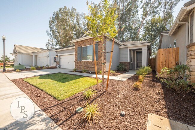 Foto del edificio - Newer East Clovis Home, 4BR/2BA, with Solar - built in 2023, Lots of Amenities!
