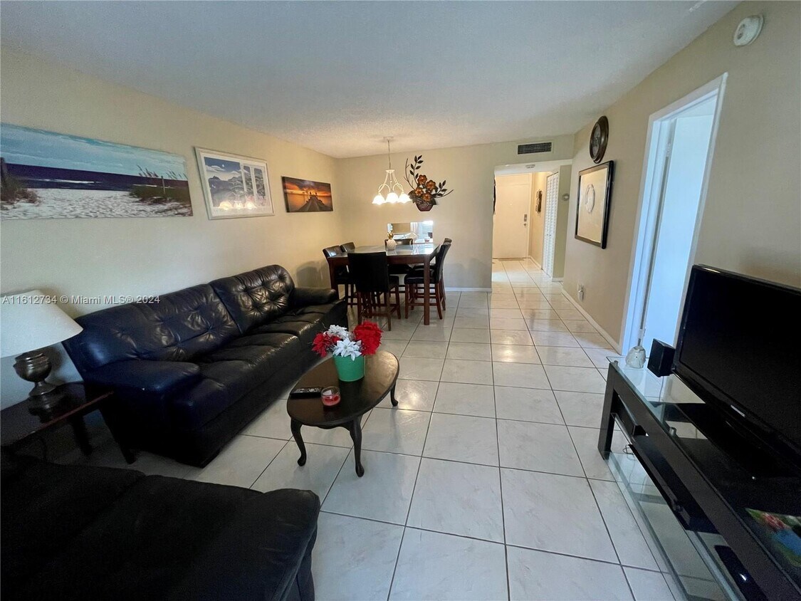 Foto principal - 3051 NW 46th Ave