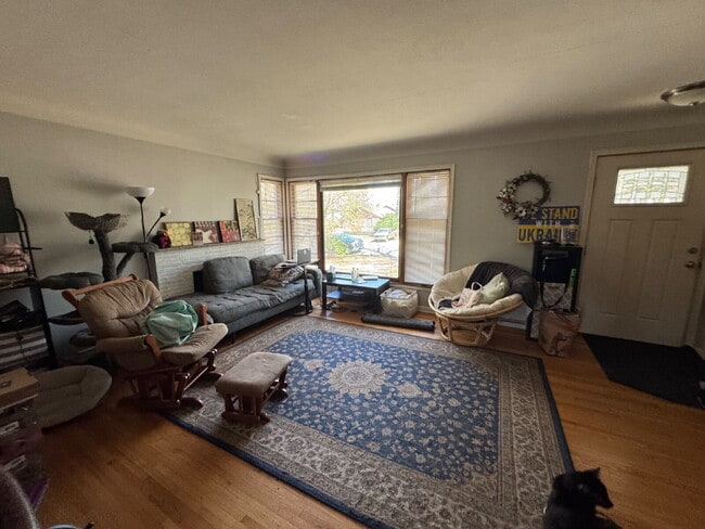 Foto del edificio - Charming 3-Bed Home with Finished Basement and huge backyard.