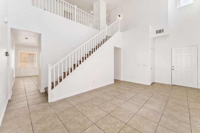 Foto del edificio - Cute 5 Bedroom Home with a 3 Car Garage!