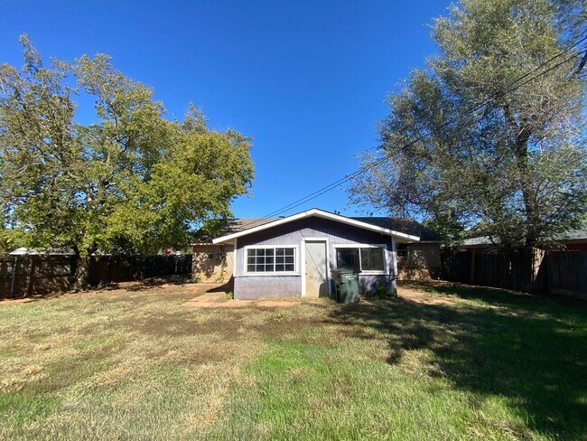 Building Photo - Charming 5 Bedroom House