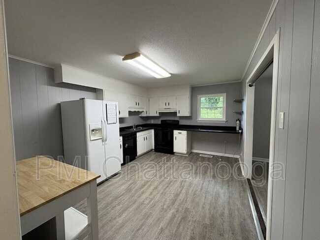 Building Photo - 4240 Crestview Dr