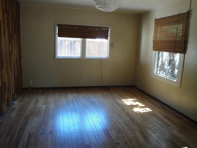 Building Photo - 884 Portola Rd