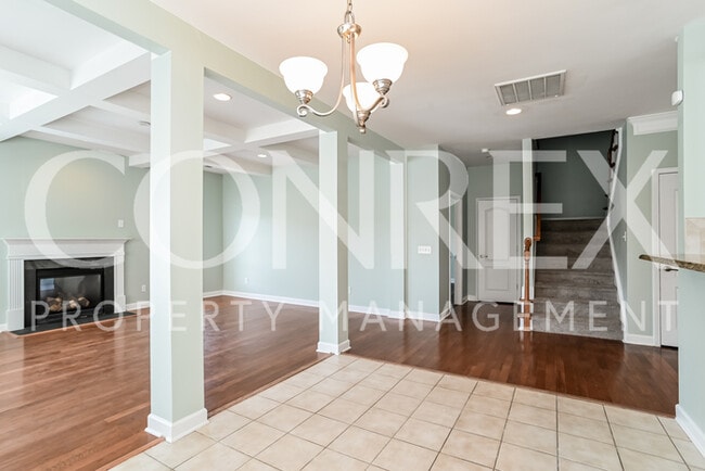 Building Photo - Gorgeous 5 Bedroom with Tons of Space!