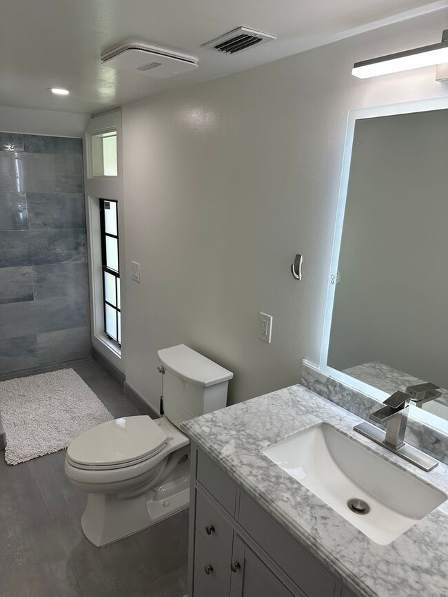 Building Photo - 4 Bedroom 3 Bathroom in Winter Haven