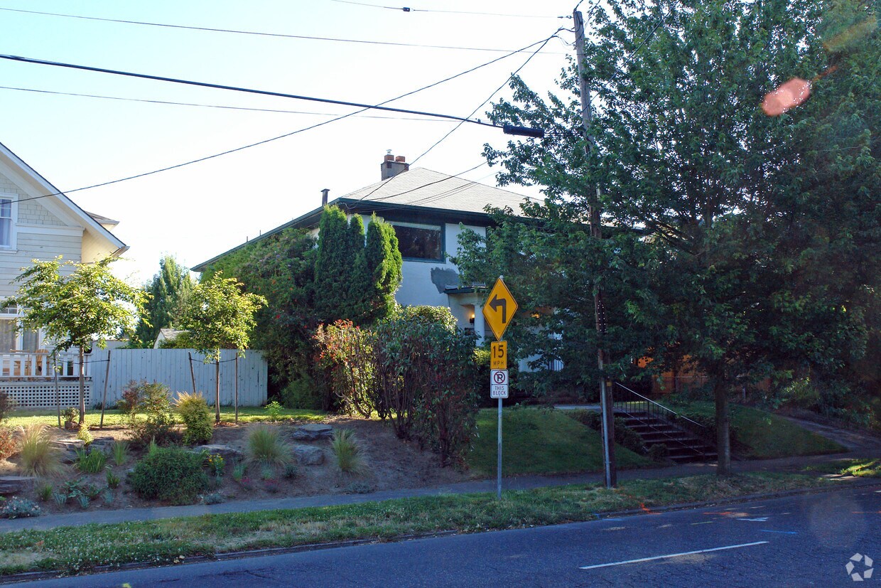 Building Photo - 2321 NE Weidler St
