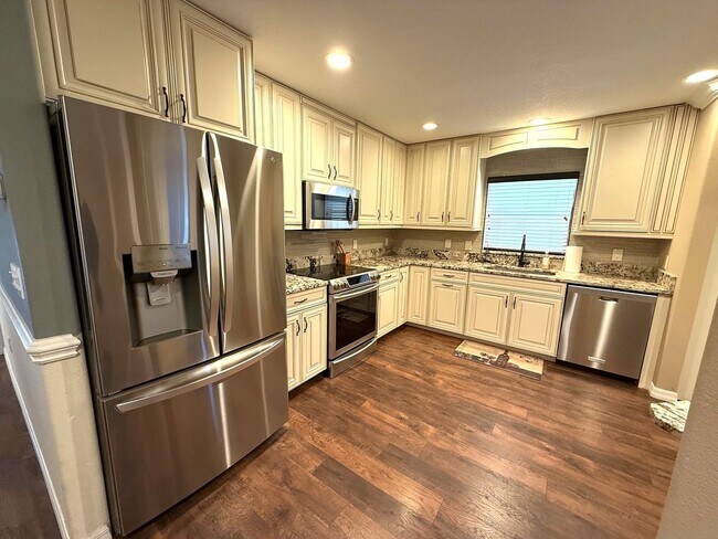 Foto del edificio - NEWLY LISTED!! Beautifully Updated 3-Bed/2-Bath Home in Sarasota!