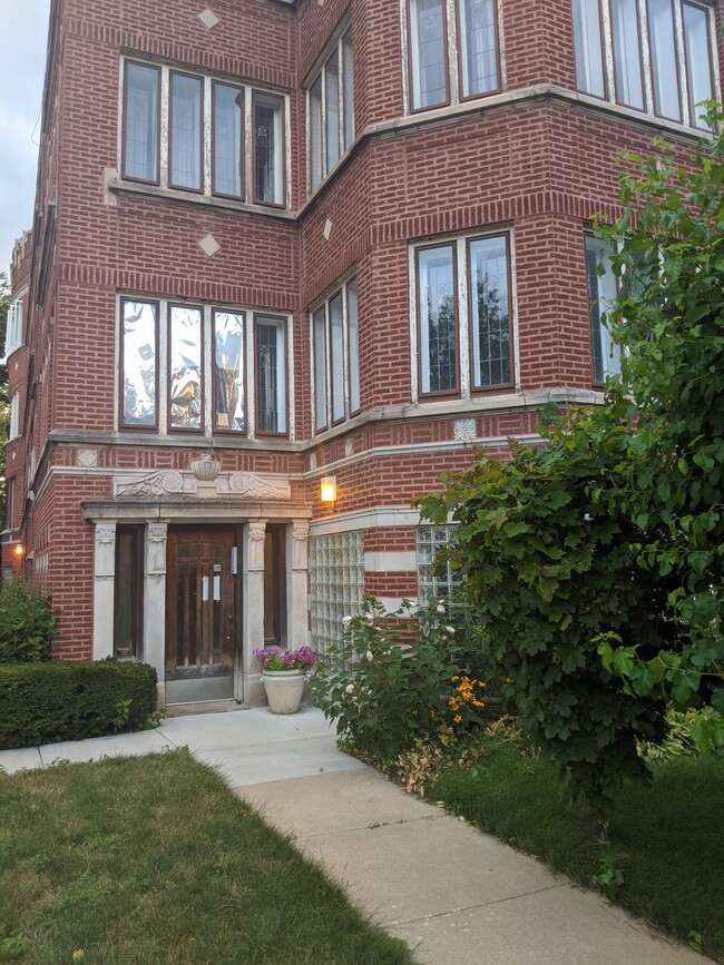 Building Entrance - 6756 S Oglesby Ave