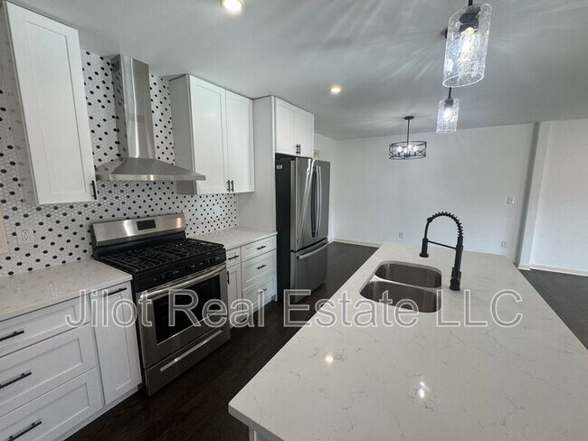 Building Photo - 2390 Tiffany Pl