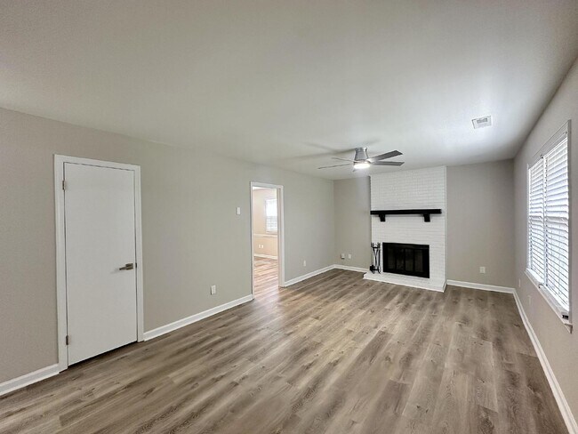 Building Photo - Charming 3 Bedroom Home Fully Renovated!