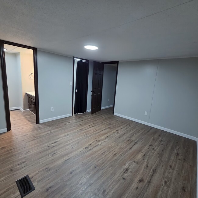 Building Photo - 93 Deerwood Park