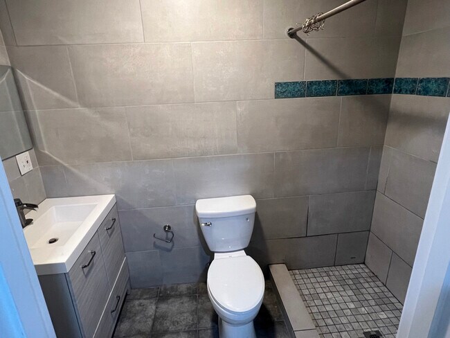 Foto del edificio - 7038 Woodland Ave