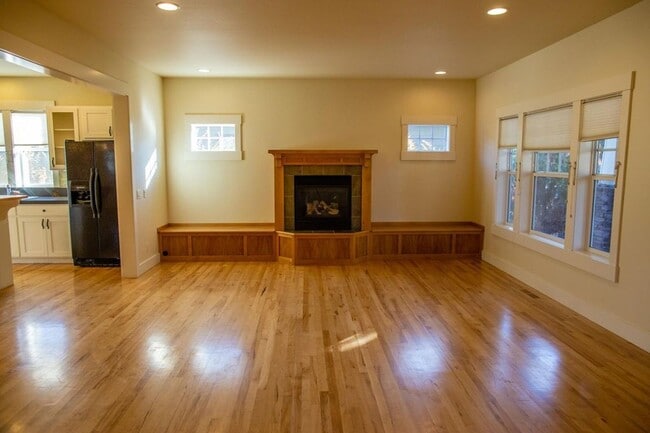 Building Photo - 1690 N W Lepage Pl