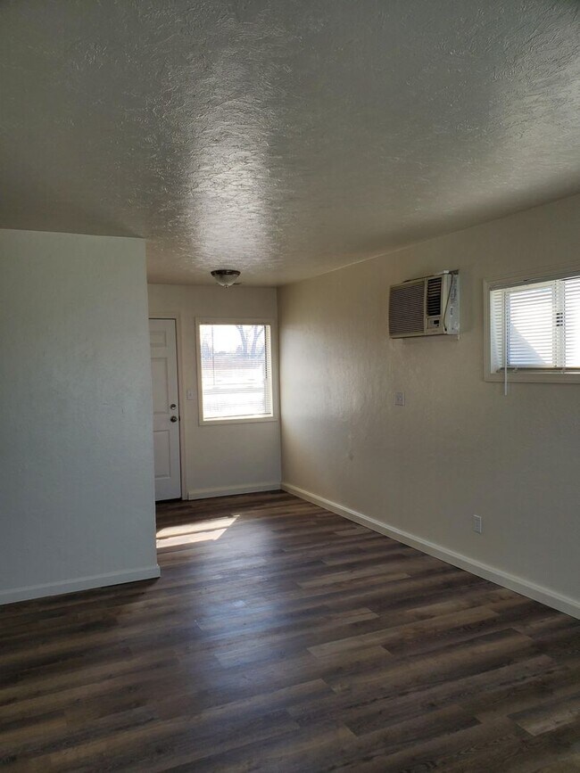 Foto del edificio - NOVEMBER RENT FREE - House Close to Town