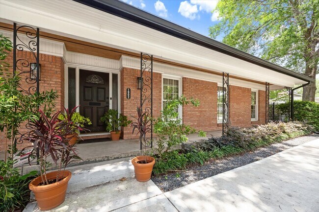 Foto del edificio - 1902 Chimney Rock Rd