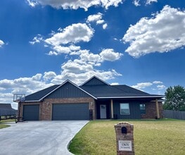 Building Photo - 13631 NE Lafayette Dr
