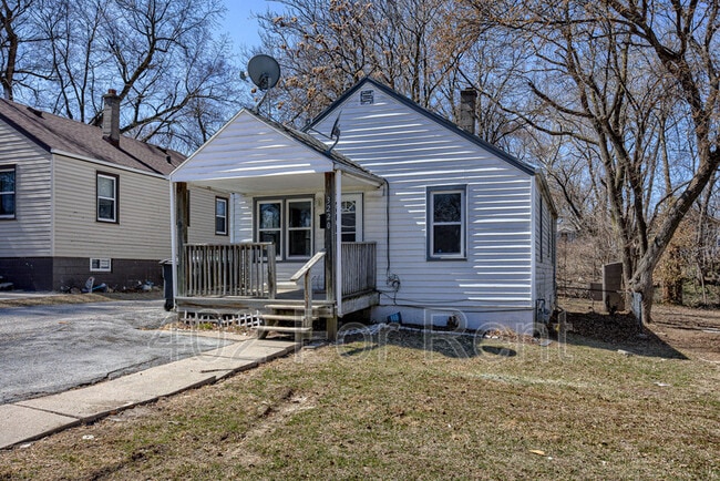 Building Photo - 3220 N 40th St