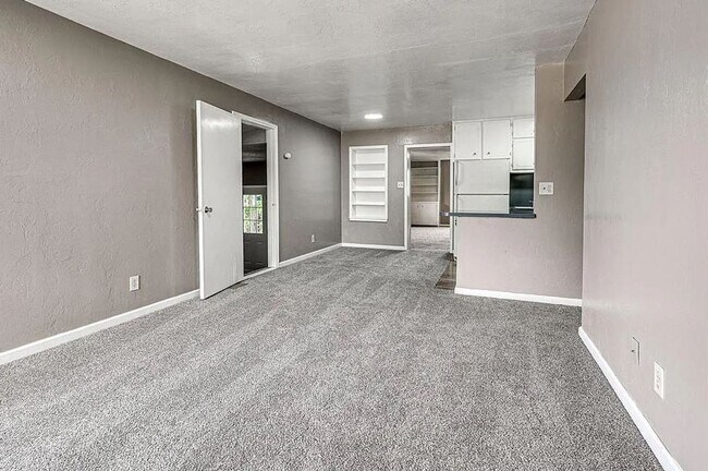 Building Photo - 3-Bedroom Available!