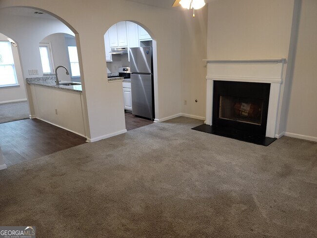 Foto del edificio - 5011 Larkspur Ln