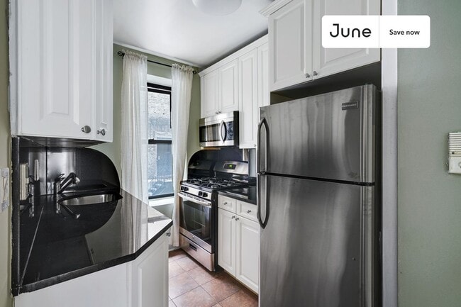 Building Photo - 15 W 107th