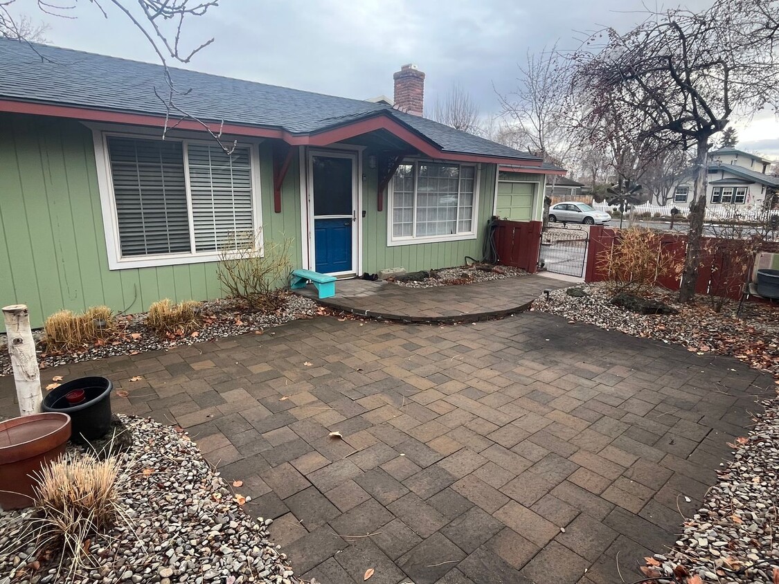 Foto principal - Single Level Home Close to Downtown Redmon...