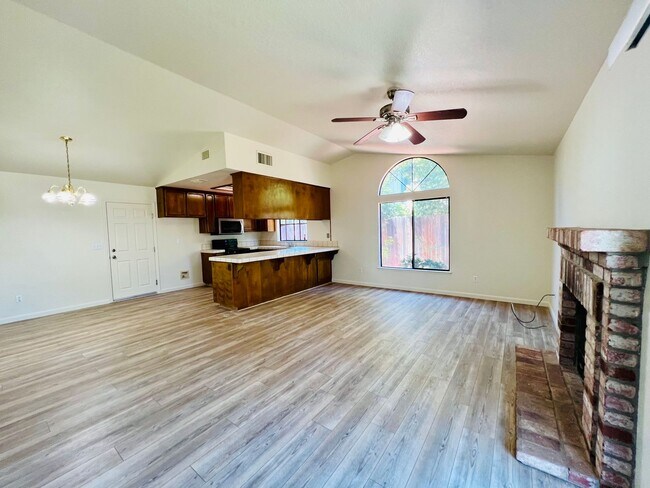 Building Photo - Charming 3 bed/2 bath with detached unit 1...