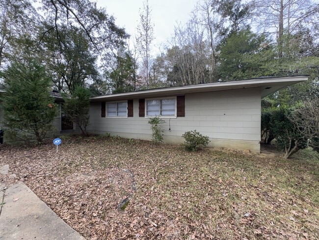 Building Photo - 304 Colonial Cir