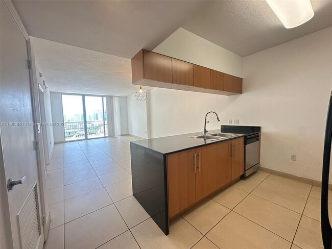 Building Photo - 1750 N Bayshore Dr
