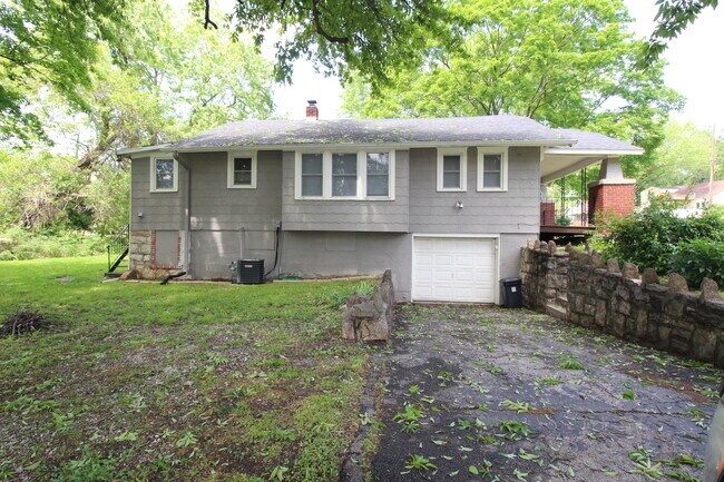 Building Photo - 2632 S 38th St