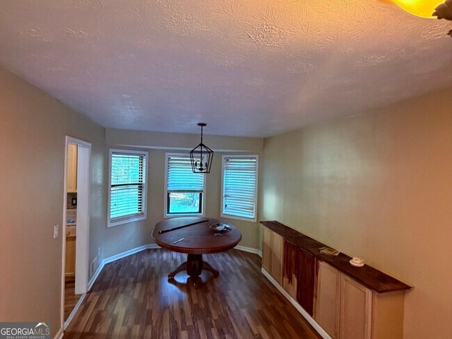 Foto del edificio - 3443 Deshong Dr SW