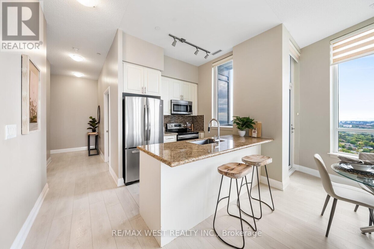 Primary Photo - 7161-7161 Yonge St