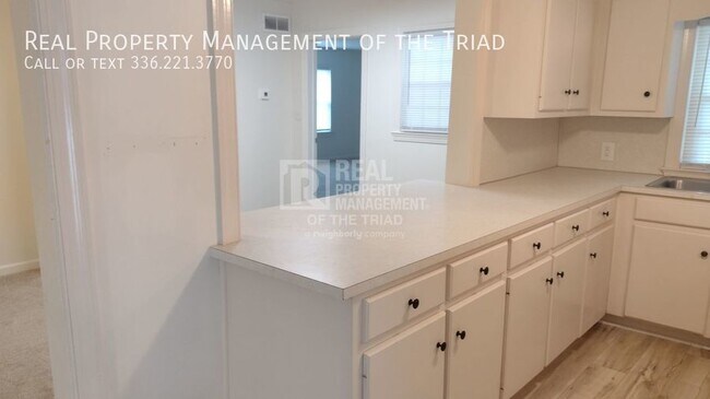 Building Photo - 3 Bed 2 Bath Cottage with Large Yard in NW...